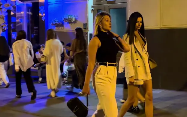 东方明珠旋转餐厅夜间自助餐到底值不值？我劝你先看完外滩霓虹灯光秀全景再掏钱